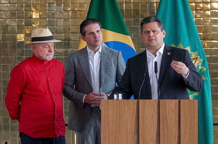 Mensagens entre Motta e Vorcaro levantam suspeitas sobre emenda favorável ao Banco Master